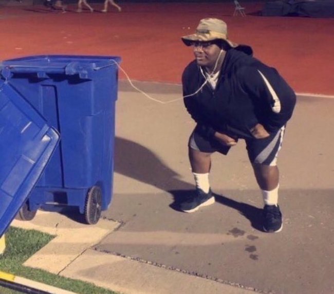 Listening_to_Trash_(night).jpg