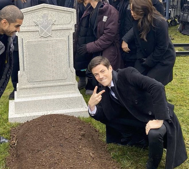 File:Grant Gustin Next To Oliver Queen's Grave.jpg