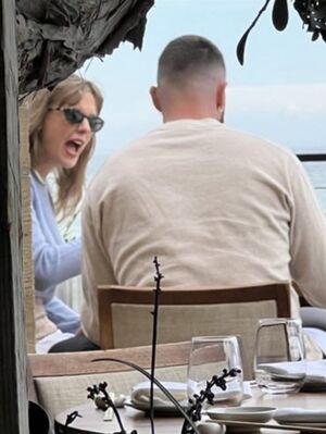 Taylor Swift Yelling at Travis Kelce: blank meme template