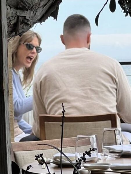 File:Taylor Swift Yelling at Travis Kelce.jpg
