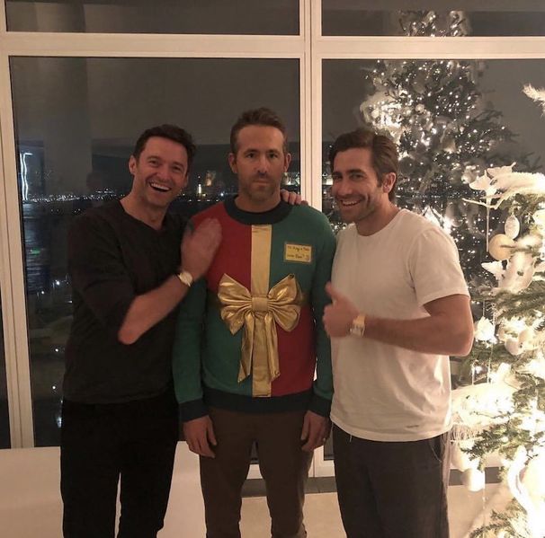 File:Ryan Reynolds Between Hugh Jackman and Jake Gyllenhaal.jpg